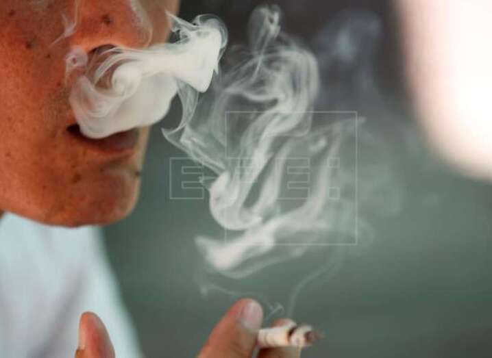 Una persona fumando en una imagen de archivo (Foto EFE)